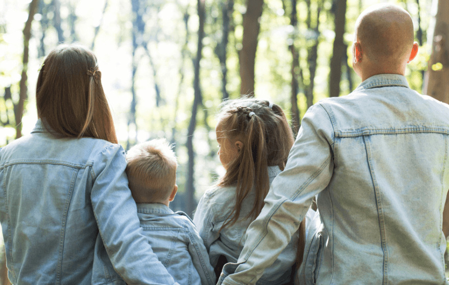 famille en foret