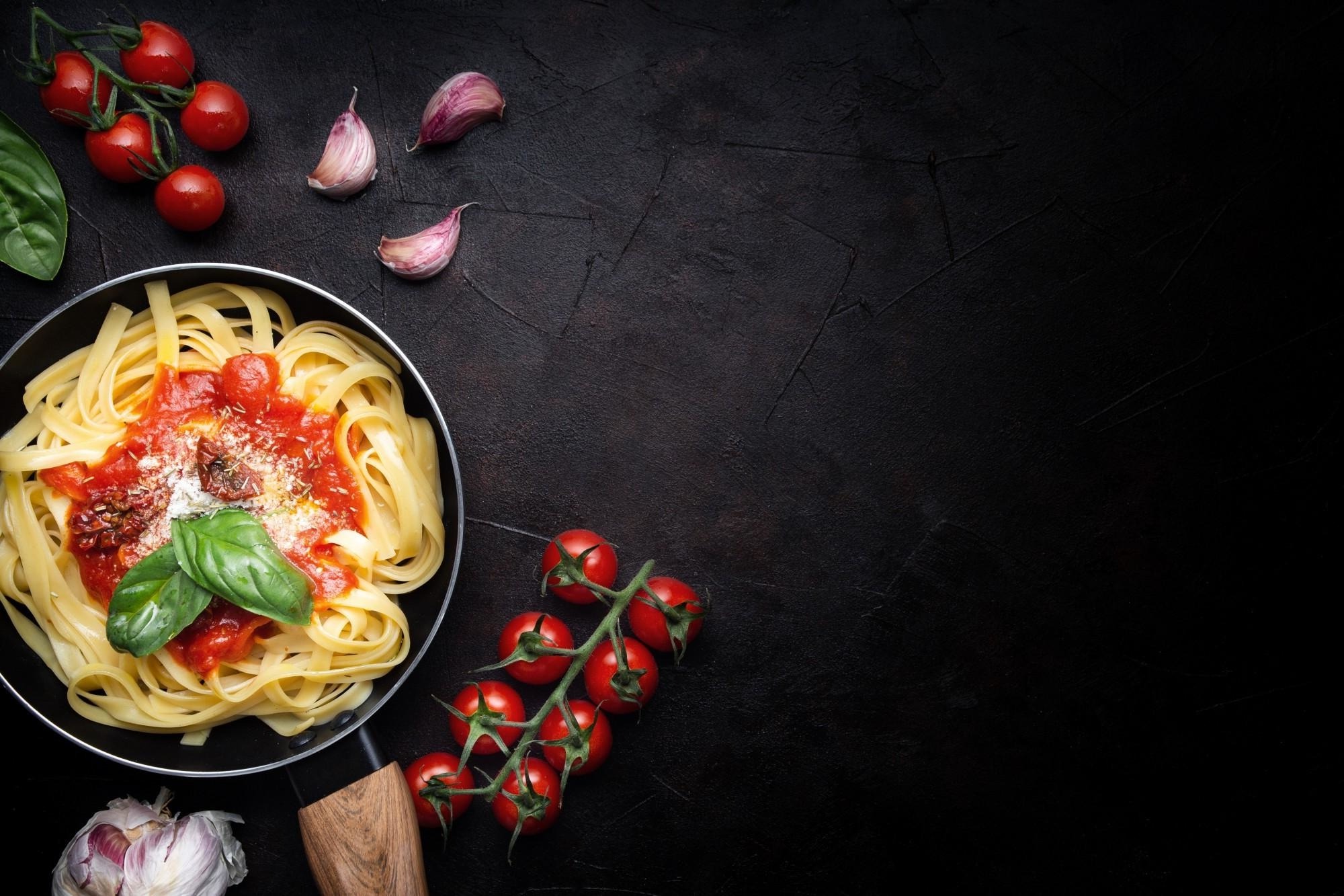 spaghetti, tomates et ail sur table restaurant vedge